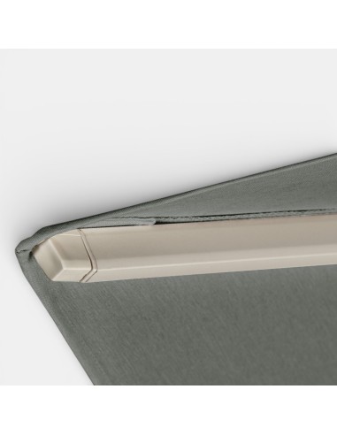 Detalle del tejido del parasol Riva Sandstone Ø300 cm olive Platinum®