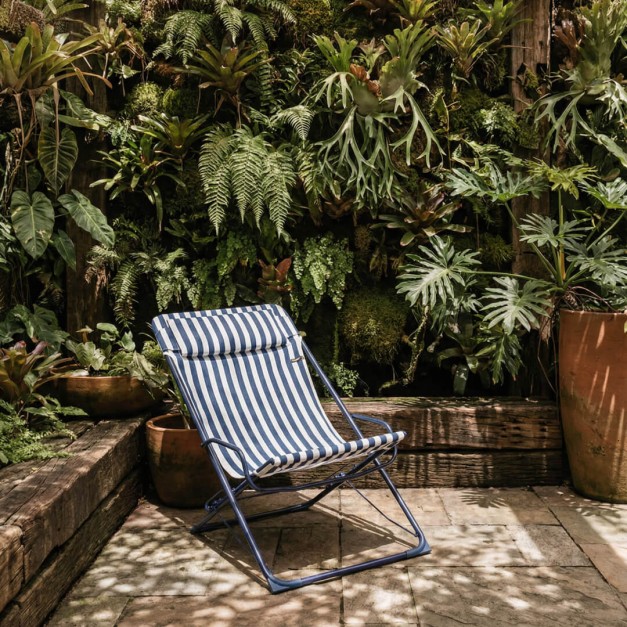 ambiente de la silla transaswing con jardín vertical