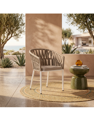 silla de exterior BORA colocada dentro de un ambiente de terraza decorada