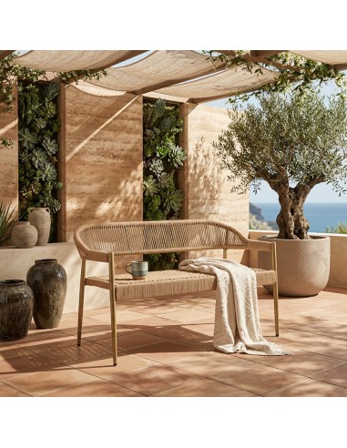 Banco de jardín LOMBOK dentro de un ambiente exterior decorado