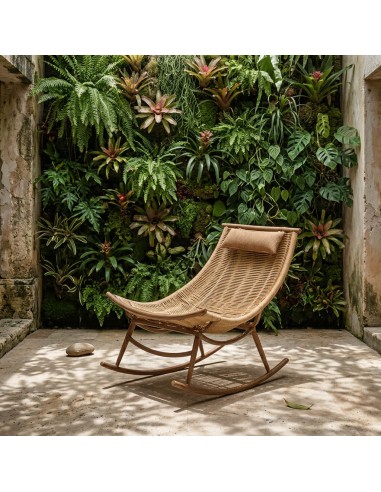 hamaca mecedora de jardín Zuma dentro de un ambiente decorado con jardín vertical detrás