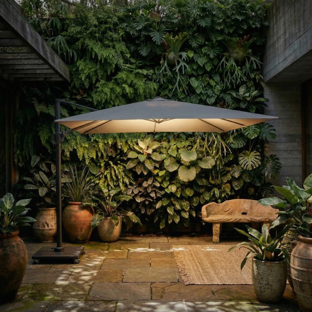 Parasol RIVA 3x3 cm Platinum® creando zona de sombra en jardín