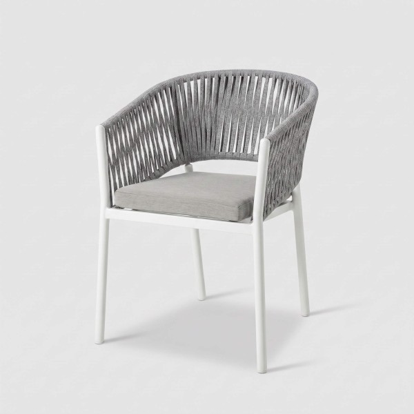 Sillón de jardín LUNARA vista lateral con cojín color gris essentials® vista oblicua.