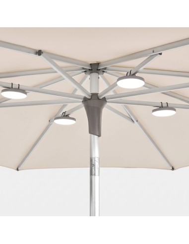 Vista inferior de sombrilla con focos encendidos