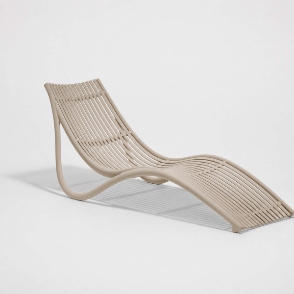 Tumbona IBIZA de exterior color taupe Vondom® vista lateral