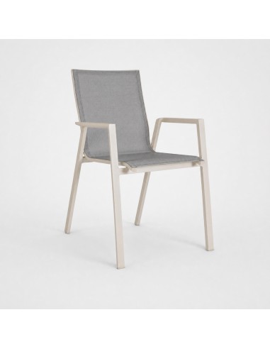 Silla de jardín CALA apilable con reposabrazos vista lateral