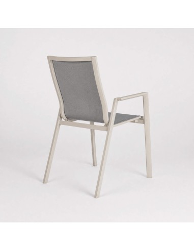 Silla de jardín CALA apilable con reposabrazos vista trasera.
