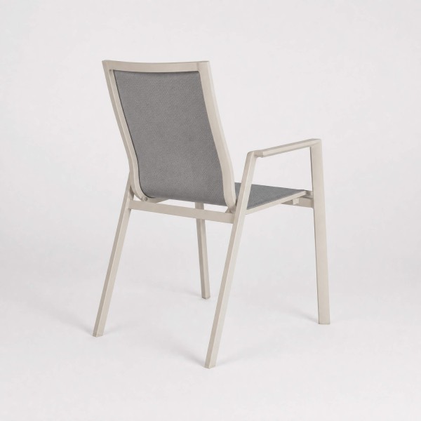 Silla de jardín CALA apilable con reposabrazos vista trasera.